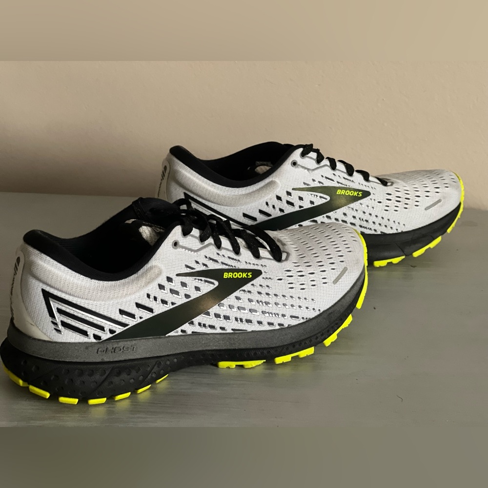 Women’s Brooks Ghost 13 Running Shoe never worn size 8.5